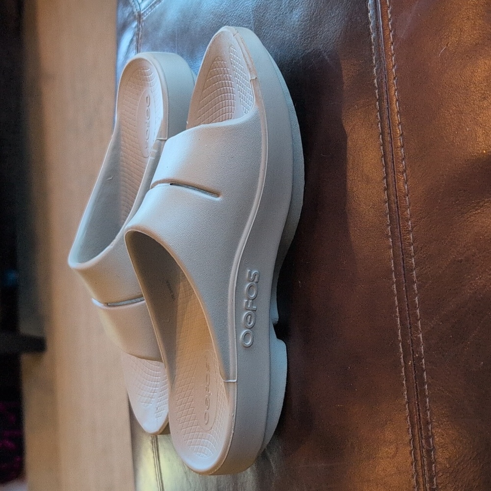 Oofos Grey Slides 7 - Picture 5 of 11